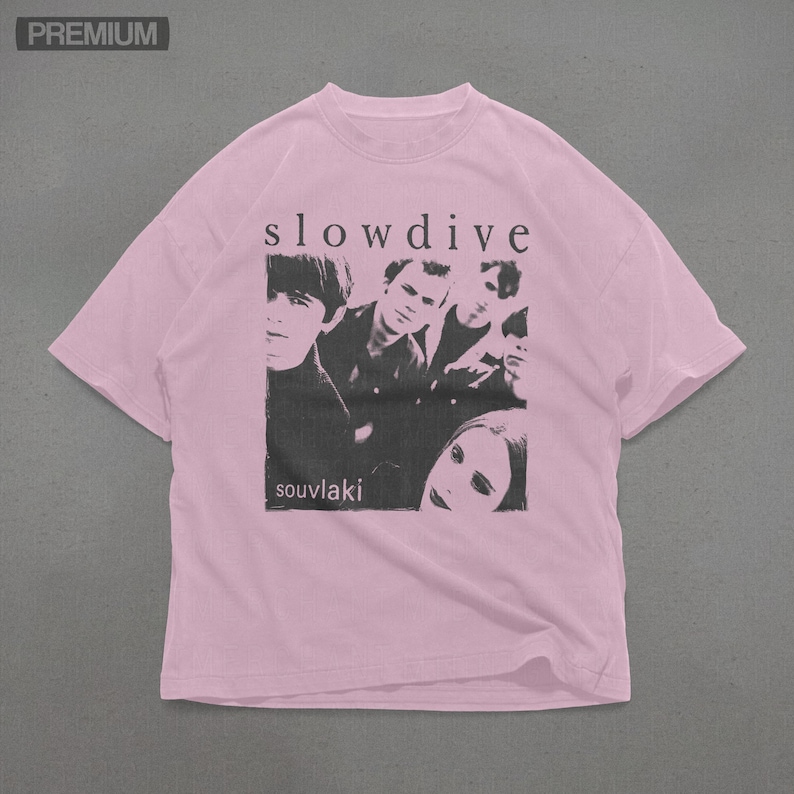 Puede incluir: Camiseta rosa claro con una imagen en blanco y negro de una banda. El texto "slowdive" est&aacute; encima de la imagen y "souvlaki" debajo. Cuello redondo y mangas cortas.