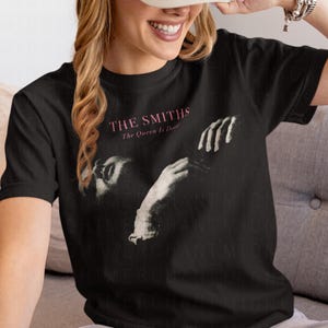 The Smiths-shirt, The Queen Is Dead-shirt, cadeaus van de smiths-fan, band-T-shirt, the smiths graphic tee, indierock-shirt, cadeaus voor haar, uniseks afbeelding 2