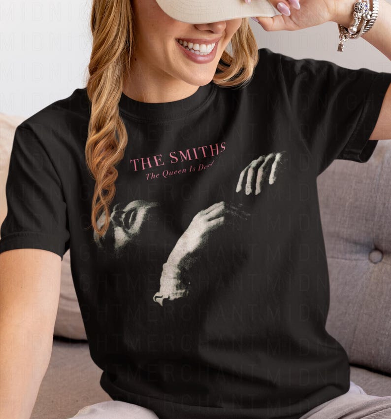 The Smiths-shirt, The Queen Is Dead-shirt, cadeaus van de smiths-fan, band-T-shirt, the smiths graphic tee, indierock-shirt, cadeaus voor haar, uniseks afbeelding 2