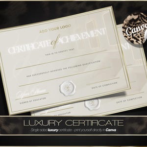 Può includere: Due certificati color avorio con bordi dorati e caratteri eleganti. I certificati recitano "CERTIFICATE of ACHIEVEMENT" e includono spazio per un nome e una data. Un adesivo Canva con stampa leopardata si trova nell'angolo in alto a destra. Il banner in basso recita "LUXURY CERTIFICATE".