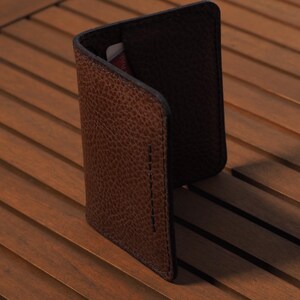 Cartera unisex de piel curtida vegetal con dos ranuras para tarjetas y bolsillo interior para efectivo