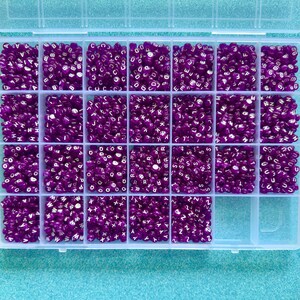 2600 Teile Perlenset: Magenta Alphabet Perlen, A-Z Set, 100 Stück pro Buchstabe, für Kandi, Summer Camp, Freundschaftsbänder + Festivals! 7x4 mm