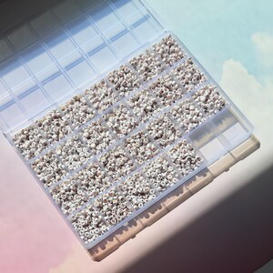 2600 Teile Perlenset: Weiß/Rosegold Alphabet Perlen, A-Z Set, 100 von Jeder Buchstabe, Kandi, Camp, Freundschaftsbänder + Festivals! 7x4 mm