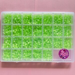 2600 Teile Perlenset: Durchsichtige grüne Buchstabenperlen, A-Z Set, 100 von jedem Buchstaben, Kandi, Camp, Freundschaftsbänder + Festivals! 7x4 mm