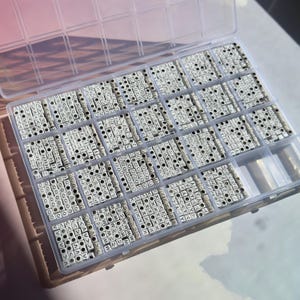 2184 Teile Perlenset: Weiß/Silber Buchstaben Würfel Perlen, A-Z Set, 84 Buchstaben, Kandi, Camp, Freundschaftsbänder + Festivals! 6x6mm