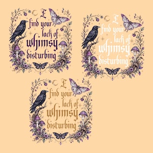Op de afbeelding: Drie vierkante grafische prints met een zwarte raaf op een tak, paarse paddenstoelen en vlinders omringd door bloemranken. De tekst luidt I find your lack of whimsy disturbing in een gotisch lettertype met verschillende kleurenschema's.