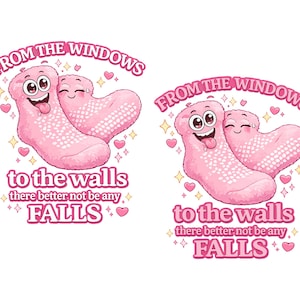 Op de afbeelding: Twee roze sokken met cartoongezichten en de tekst "FROM THE WINDOWS to the walls there better not be any FALLS". De sokken hebben witte stippen en zijn versierd met hartjes en sterren.