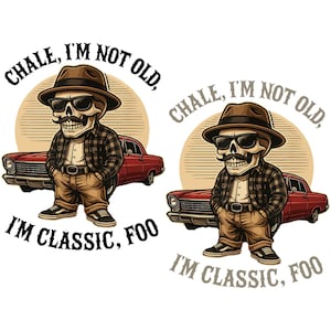 Puede incluir: Ilustración de una calavera con sombrero fedora marrón, gafas de sol y camisa a cuadros, frente a un coche clásico rojo. El texto dice: "CHALE, I'M NOT OLD, I'M CLASSIC, FOO."