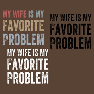 Puede incluir: Un dise&ntilde;o gr&aacute;fico marr&oacute;n con el texto MY WIFE IS MY FAVORITE PROBLEM en tres variaciones. Una versi&oacute;n usa letras rojas, azules y beige, otra es de color negro s&oacute;lido y la tercera es blanca, todas con una textura desgastada.