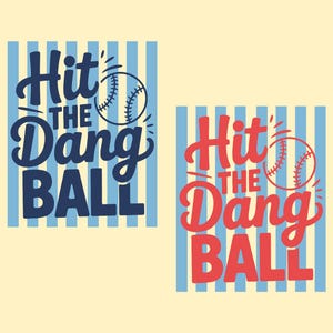 K&ouml;nnte beinhalten: Zwei Baseball-Designs mit dem Satz "Hit the Dang Ball". Ein Design zeigt blauen Text und einen Baseball auf blau gestreiftem Hintergrund. Das andere hat roten Text und einen Baseball.