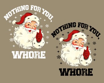 Op de afbeelding: Een vintage-stijl illustratie toont de kerstman met een rode muts en handschoenen, die de middelvinger opsteekt. De tekst erboven luidt "NOTHING FOR YOU" en daaronder "WHORE". Het ontwerp bevat sneeuwvlokken en sterren.