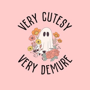 K&ouml;nnte beinhalten: Eine grafische Illustration auf hellrosa Hintergrund mit einem wei&szlig;en Geist, der von orangefarbenen, gelben und rosafarbenen Blumen umgeben ist. Der Text "VERY CUTESY" ist &uuml;ber dem Geist und "VERY DEMURE" darunter in Schwarz gebogen.