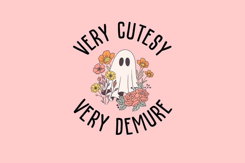 K&ouml;nnte beinhalten: Eine grafische Illustration auf hellrosa Hintergrund mit einem wei&szlig;en Geist, der von orangefarbenen, gelben und rosafarbenen Blumen umgeben ist. Der Text "VERY CUTESY" ist &uuml;ber dem Geist und "VERY DEMURE" darunter in Schwarz gebogen.