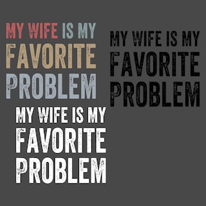 Puede incluir: Un dise&ntilde;o gr&aacute;fico gris oscuro que presenta el texto MY WIFE IS MY FAVORITE PROBLEM en tres variaciones. Una versi&oacute;n utiliza letras rojas, beige y azules, otra es de color negro s&oacute;lido y la tercera es blanca, todas con una textura desgastada.