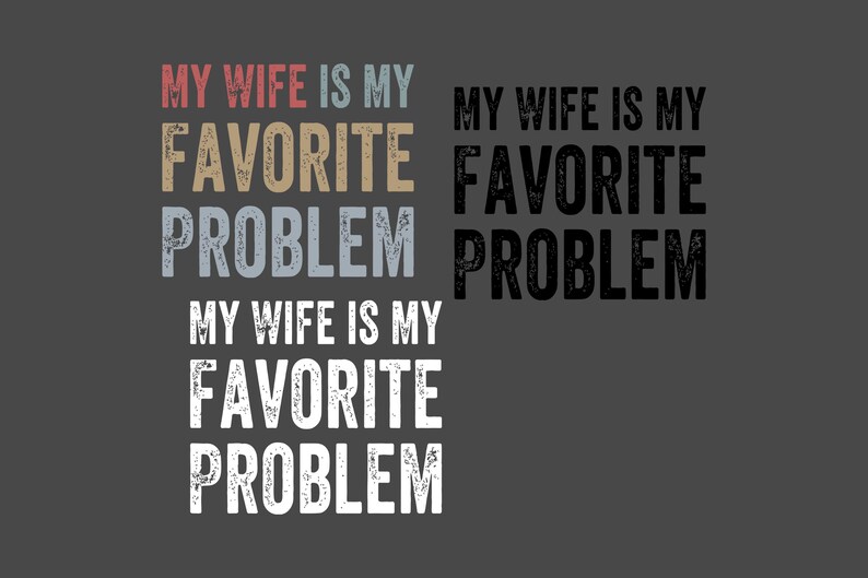 Puede incluir: Un dise&ntilde;o gr&aacute;fico gris oscuro que presenta el texto MY WIFE IS MY FAVORITE PROBLEM en tres variaciones. Una versi&oacute;n utiliza letras rojas, beige y azules, otra es de color negro s&oacute;lido y la tercera es blanca, todas con una textura desgastada.