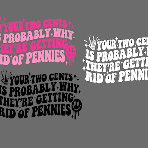 Può includere: Tre design grafici con il testo YOUR TWO CENTS IS PROBABLY WHY THEY'RE GETTING RID OF PENNIES in caratteri ondulati. Ogni design include un segno di pace con mano scheletrica, stelle a quattro punte e una faccina sorridente con gocciolamento.