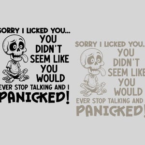 Op de afbeelding: Een humoristische afbeelding met een cartoon skelet met zijn tong uit, vergezeld van de tekst "SORRY I LICKED YOU... YOU DIDN'T SEEM LIKE YOU WOULD EVER STOP TALKING AND I PANICKED!". Het ontwerp is in zwart en wit.
