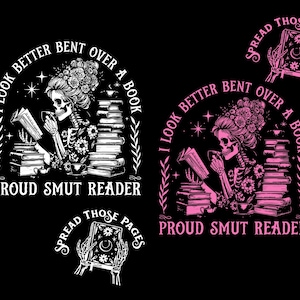Op de afbeelding: Zwart-wit afbeelding met een skelet dat een boek leest, met de tekst "I look better bent over a book" en "Proud Smut Reader". Extra tekst luidt "Spread those pages."