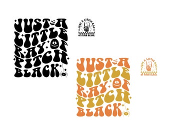 Puede incluir: Dos diseños gráficos grandes y dos pequeños con el texto JUST A LITTLE RAY OF PITCH BLACK en una fuente ondulada. Los diseños incluyen una mano de esqueleto, una araña, murciélagos y estrellas. Un conjunto es negro y el otro es naranja y amarillo.