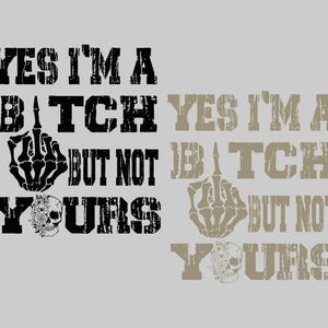 Könnte beinhalten: Grafikdesign mit dem Text "YES I'M A BITCH BUT NOT YOURS" in einer verwitterten Schriftart. Das Design beinhaltet eine Skeletthand, die den Mittelfinger zeigt, und einen Totenkopf mit floralen Akzenten.