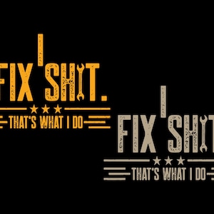 Op de afbeelding: Zwart grafisch ontwerp met de tekst "I FIX' SHIT. THAT'S WHAT I DO" in verweerde gele en witte lettertypen. Het ontwerp bevat een moersleutelafbeelding en drie sterren.