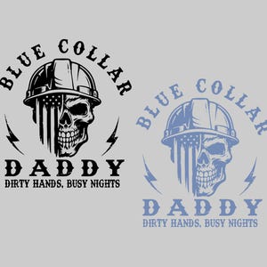 Op de afbeelding: Een grafisch ontwerp met twee versies van een schedel met een helm. Het gezicht van de schedel is ontworpen met de Amerikaanse vlag. De tekst luidt "BLUE COLLAR DADDY DIRTY HANDS, BUSY NIGHTS". E&eacute;n versie is zwart, de andere blauw.