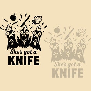 Könnte beinhalten: Schwarz-weiße Grafik mit drei erschrockenen Hühnern und dem Text "She's got a KNIFE". Ein Apfel, ein Messer und ein Blatt befinden sich über den Hühnern. Das Design befindet sich auf beigem Hintergrund.