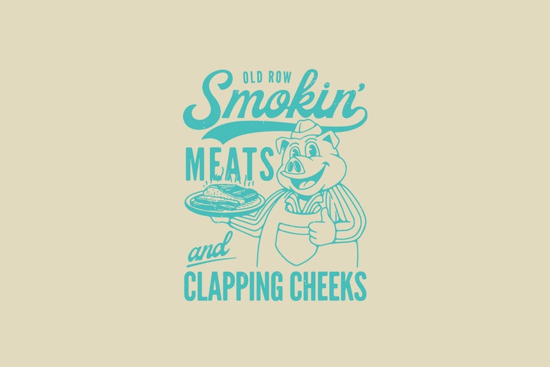 K&ouml;nnte beinhalten: Eine Illustration im Vintage-Stil zeigt ein l&auml;chelndes Schwein, das einen Teller mit Fleisch h&auml;lt, mit dem Text "Old Row Smokin' Meats and Clapping Cheeks" in T&uuml;rkis. Das Schwein gibt einen Daumen hoch, was auf ein Grillthema hindeutet.