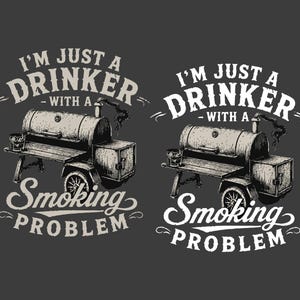 Może przedstawiać: Dwa projekty graficzne przedstawiające wędzarnię ogrodową w stylu vintage z kominem, z którego wydobywa się dym. Napis brzmi I'M JUST A DRINKER WITH A Smoking PROBLEM, wykonany mieszanką pogrubionej czcionki blokowej i kursywy w kolorze białym.