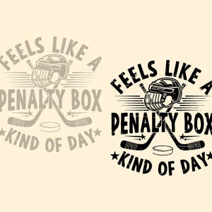 以下が含まれることがあります： ホッケーをテーマにしたグラフィックデザイン。ホッケーヘルメット、スティック、パックが描かれ、「Feels Like a Penalty Box Kind of Day」のテキストが入っています。ホッケーファンに最適です。