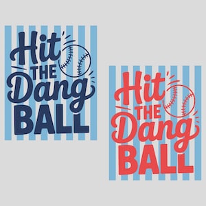 Può includere: Due design a tema baseball con la frase "Hit the Dang Ball". Un design presenta testo blu navy e una palla da baseball su uno sfondo a righe azzurre. L'altro ha testo rosso.