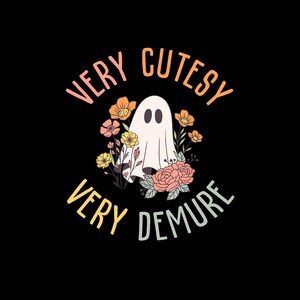 K&ouml;nnte beinhalten: Ein Grafikdesign auf schwarzem Hintergrund mit einem wei&szlig;en Geist, umgeben von orangefarbenen, gelben und rosa Blumen. Der Text 'VERY CUTESY' ist in Orange &uuml;ber dem Geist gew&ouml;lbt, und der Text 'VERY DEMURE' ist in Gelb und Hellgr&uuml;n darunter gew&ouml;lbt.
