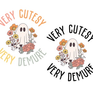 K&ouml;nnte beinhalten: Zwei Grafikdesigns mit einem Geist, der von bunten Blumen umgeben ist. Das linke Design hat pastellfarbenen Text mit der Aufschrift VERY CUTESY VERY DEMURE. Das rechte Design zeigt dieselbe Illustration mit schwarzem Text VERY CUTESY VERY DEMURE.
