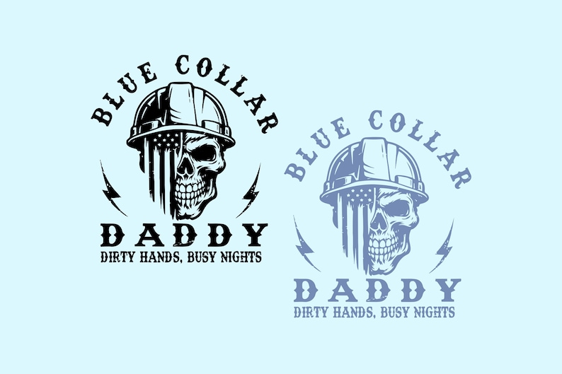 Op de afbeelding: Twee versies van een grafisch ontwerp met een schedel met een helm. De schedel heeft een Amerikaans vlagontwerp. De tekst luidt "BLUE COLLAR DADDY DIRTY HANDS, BUSY NIGHTS" in een cirkelvormige en gestapelde lay-out. E&eacute;n versie is zwart-wit, de andere blauw.