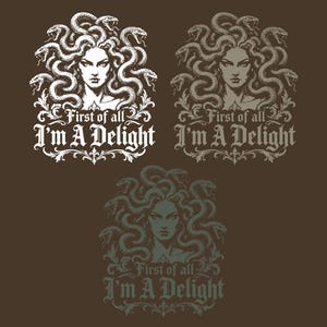 Könnte beinhalten: Drei grafische Illustrationen von Medusa mit Schlangen als Haar, jeweils mit dem Text "First of all I'm A Delight" in einer dekorativen Schriftart. Die Designs sind in Weiß, Hellbeige und gedämpftem Blaugrün auf dunkelbraunem Grund.