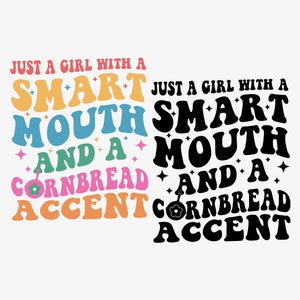 Puede incluir: Un diseño gráfico colorido con el texto "Just a girl with a smart mouth and a cornbread accent" en una fuente de estilo retro.