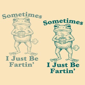 Op de afbeelding: Twee illustraties van een kikker met een kopje koffie, met de tekst "Sometimes I Just Be Fartin'" boven en onder de kikker. De kikker is lichtgroen op een lichtgele achtergrond.