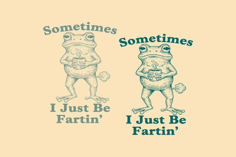Op de afbeelding: Twee illustraties van een kikker met een kopje koffie, met de tekst "Sometimes I Just Be Fartin'" boven en onder de kikker. De kikker is lichtgroen op een lichtgele achtergrond.