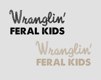 以下が含まれることがあります： 黒と茶色のロープスタイルのテキストは、スタイリッシュなフォントで「Wranglin' Feral Kids」と表示されています。テキストは、茶色で下に小さく繰り返されています。