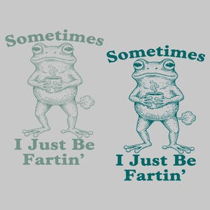 Op de afbeelding: Twee illustraties van een kikker met een kopje koffie, met de tekst "Sometimes I Just Be Fartin'" boven en onder de kikker. De kikker is lichtgroen op een grijze achtergrond.