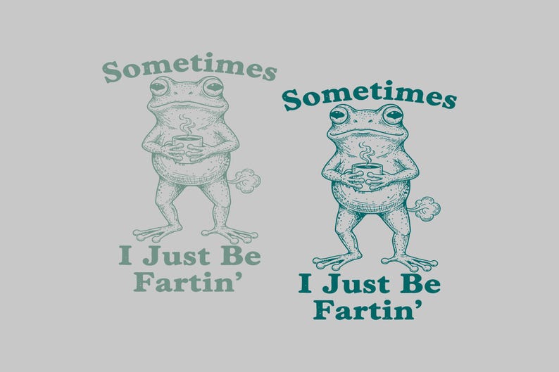 Op de afbeelding: Twee illustraties van een kikker met een kopje koffie, met de tekst "Sometimes I Just Be Fartin'" boven en onder de kikker. De kikker is lichtgroen op een grijze achtergrond.