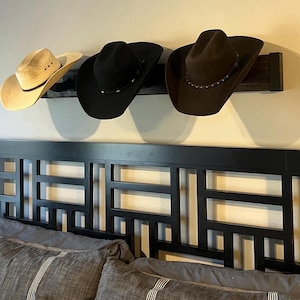 De Hoed Van De Cowboy Het Hangen Op Een Oude Houten Muur Stock