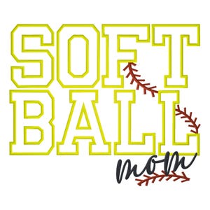Può includere: Su sfondo bianco, la scritta "SOFT BALL" in lettere gialle con contorno nero. La parola "mom" è scritta in corsivo sotto. Cuciture rosse da baseball accentuano il design.