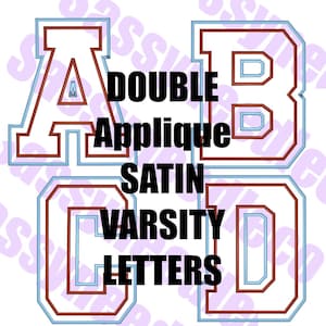 Könnte beinhalten: Vier Buchstaben im Varsity-Stil A, B, C und D mit einem doppelten Applikationsdesign, weißen Zentren, dunkelroten Rändern und hellblauen Umrandungen. Der Text DOUBLE Applique SATIN VARSITY LETTERS ist über den Buchstaben zentriert.