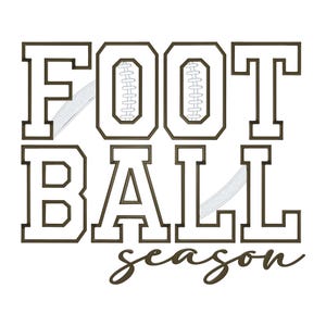 以下が含まれることがあります： 白い背景に、濃い茶色の縁取りで「FOOTBALL season」と書かれています。「FOOT」の「O」と「BALL」の「B」の文字にはフットボールのデザインが入っています。白いリボンのようなデザインが文字を横切っています。