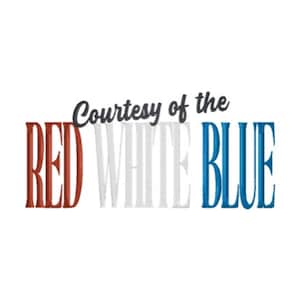 Könnte beinhalten: Textbasiertes Design mit den Worten "Courtesy of the RED WHITE BLUE" in Rot, Weiß und Blau. Der Text ist mit einer fetten Schriftart und einem patriotischen Thema gestaltet, perfekt für Kleidung oder Heimdekoration.