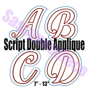 Puede incluir: Cuatro letras grandes en cursiva A, B, C y D con un diseño de contorno de doble capa. Las letras presentan un borde interior rojo oscuro y un borde exterior azul claro. El texto Script Double Applique y 7" - 13" está impreso en negro.