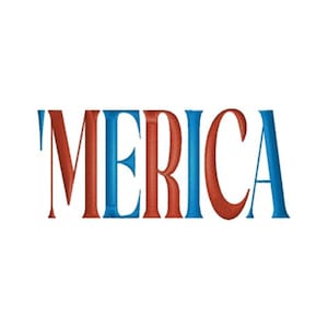 Könnte beinhalten: Das Wort "MERICA" in einer fetten, stilisierten Schriftart, wobei die Buchstaben abwechselnd rot und blau sind. Das Design ist vor einem sauberen, weißen Hintergrund platziert und erzeugt einen auffälligen visuellen Kontrast.