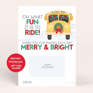 Puede incluir: Un tarjetero blanco con una ilustración de autobús escolar amarillo. El texto incluye "OH WHAT FUN IT IS TO RIDE!" y "THANK YOU FOR MAKING EACH DAY MERRY & BRIGHT." Un círculo rojo dice "INSTANT DOWNLOAD GIFT CARD HOLDER."