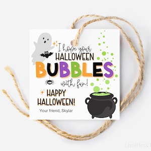 Puede incluir: Una etiqueta de regalo cuadrada de Halloween con una ilustración de fantasma, murciélago, araña y caldero. La etiqueta dice "¡Espero que tus burbujas de Halloween sean divertidas! ¡Feliz Halloween!" y está atada con hilo.